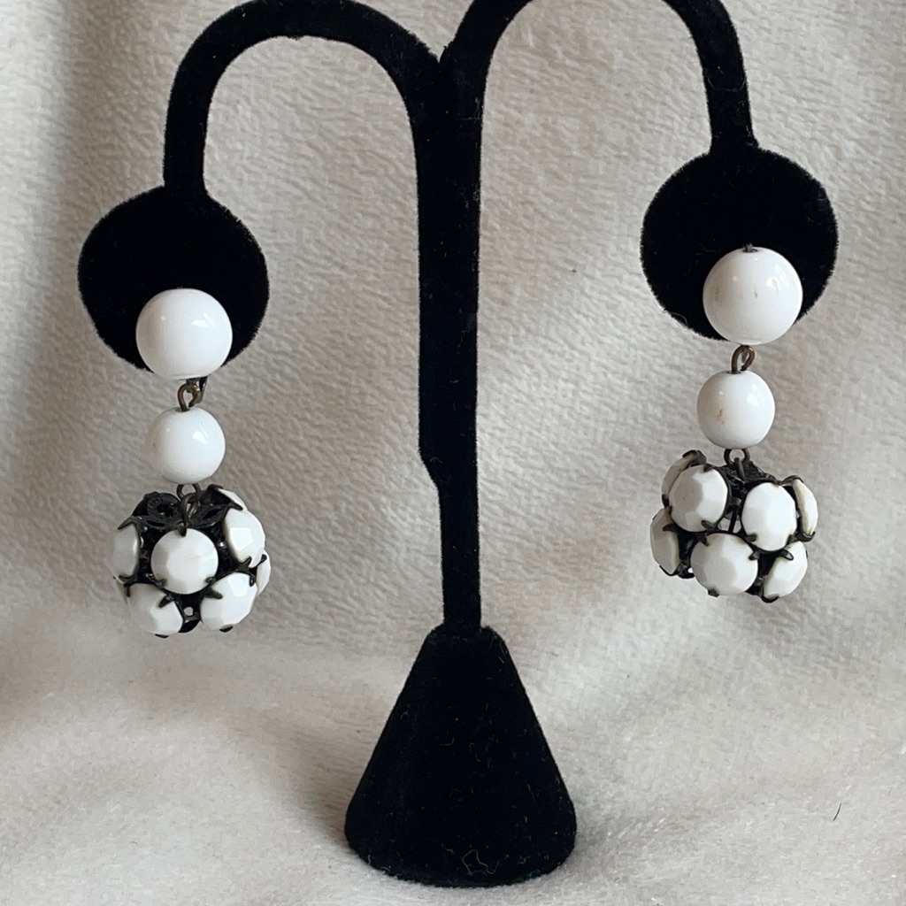 Vtg Vogue Clip On Milk Glass Earrings 35$